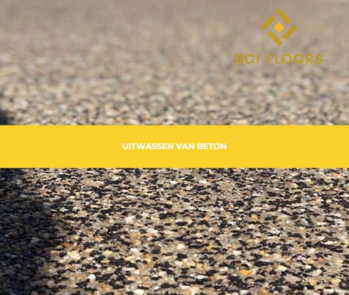 Het proces waarbij beton wordt gewassen om de aggregaten bloot te leggen.